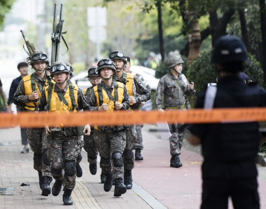 26일 오후 서울 여의도에서 ‘서울시, 여의도 공동구 대테러 대비 실제훈련’이 열리고 있다. 이 훈련은 테러범이 국가기반시설인 공동구를 폭파해 화재가 발생되는 상황을 가정해 열렸다.